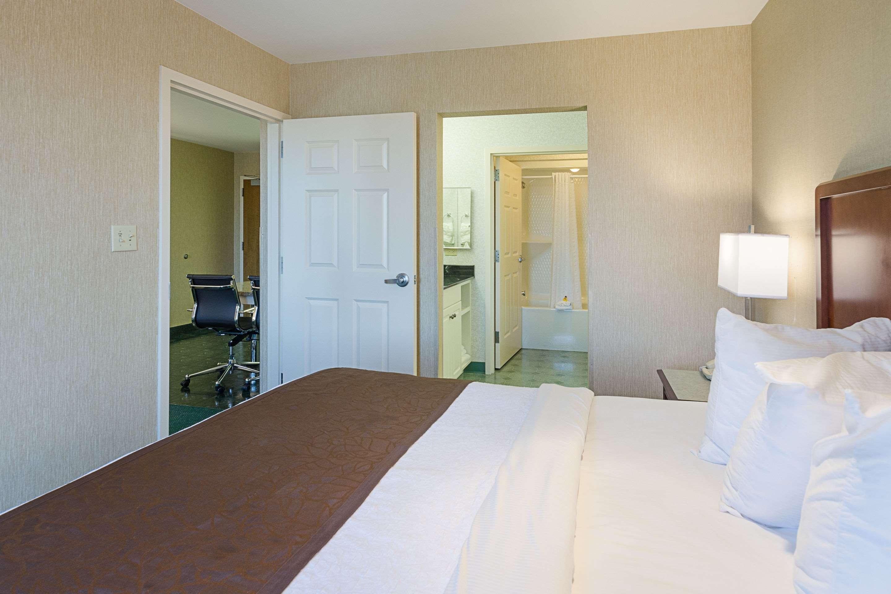 Mainstay Airport Hotel 2*